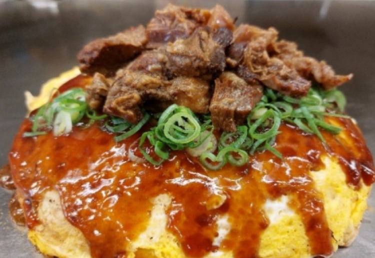 ⑤そば・ねぎ・牛すじ煮入り（Noodles with stewed beef）