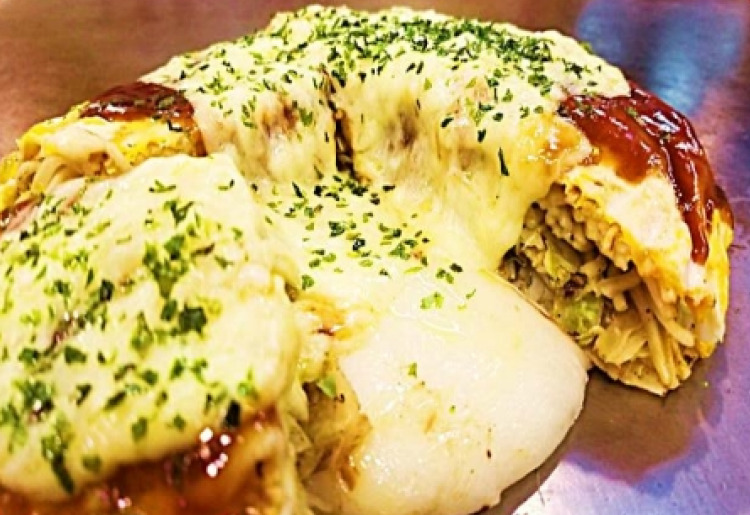 ⑥ そば・もち・チーズ入り（Noodles with rice cake and cheese）