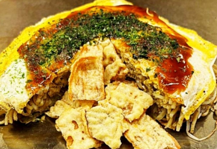 ⑨ そば・イカ天入り（Noodles with deep-fried squid）